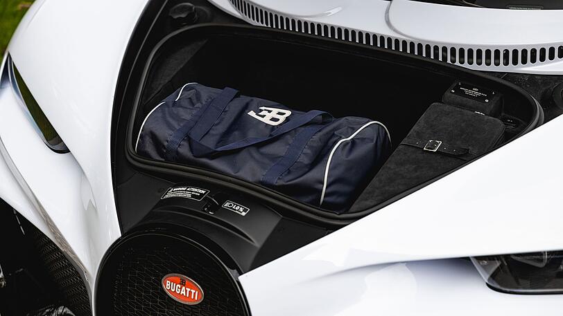 Eine Sporttasche findet immerhin im Frunk des Chiron Super Sport Platz.