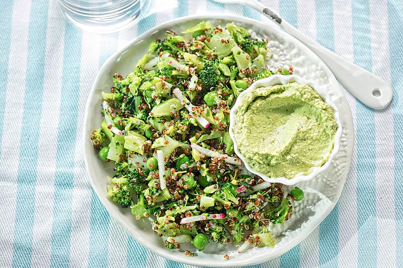 Der Green-Goddess-Salat z&auml;hlt zu den meistgeklickten TikTok-Salat-Videos - und das aus gutem Grund. Der gr&uuml;ne Salat mit cremigem Dressing ist schnell gemacht und dazu noch sehr gesund. F&uuml;r den beliebten Salat (vier Portionen) schneiden Sie zuerst einen kleinen Chinakohl und einen kleinen Spitzkohl sehr fein. Danach geben Sie 150 Gramm Feldsalat, eine gew&uuml;rfelte Salatgurke, vier in d&uuml;nne Ringe geschnittene Fr&uuml;hlingszwiebeln sowie zwei Essl&ouml;ffel gehackter Schnittlauch dazu.