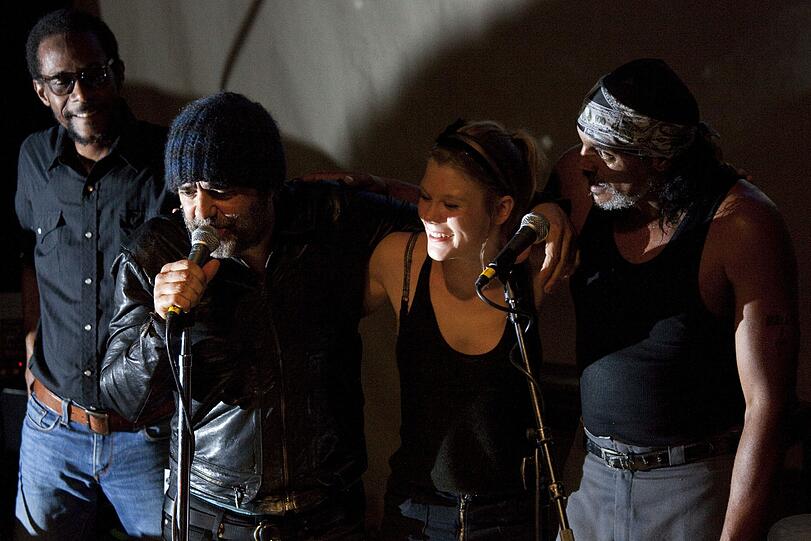Daniel Lanois (2. v. l.) kann auch nicht jeden Tag anderen helfen, Legenden zu werden: Mit Black Dub hat der Produzent jetzt ein eigenes Projekt.