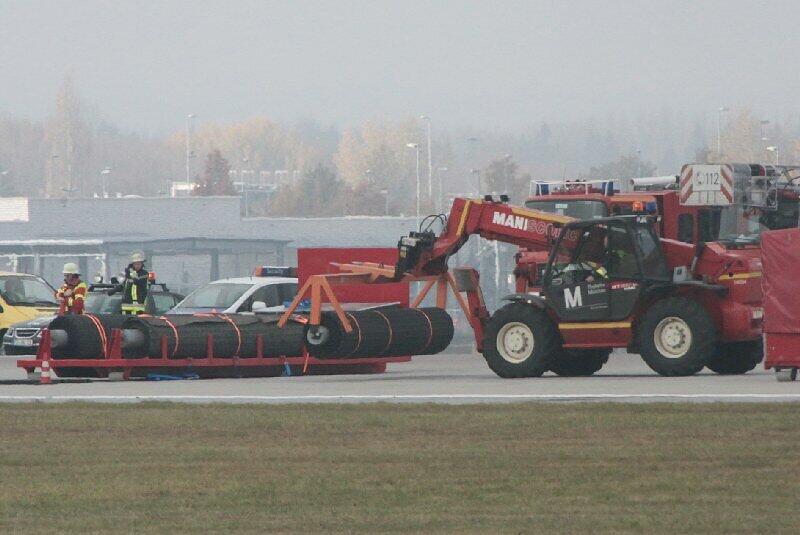 Die Boeing 777 der Singapore Airlines: Bei der Landung am Münchner Flughafen am Donnerstag begann das Flugzeug aus bisher unbekannten Gründen zu Rauchen. Es raste über die Landebahn, blieb in einem Rasenstück stecken und stoppte schließlich.