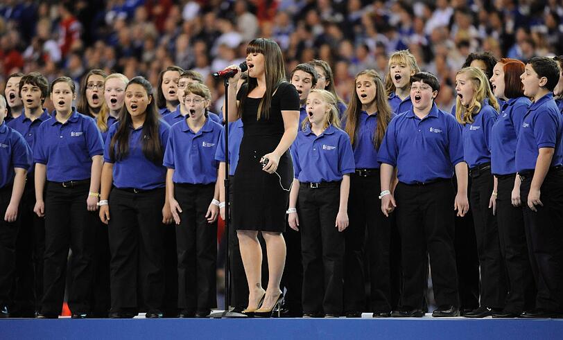 Traditionelles Gänsehaut-Feeling zum Auftakt des Super Bowls mit der US-Nationalhymne - dieses Mal durfte Pop-Sternchen Kelly Clarkson ran. Und sie leistete sich im Gegensatz zu Christina Aguilera im vergangenen Jahr keine peinlichen Textpatzer.