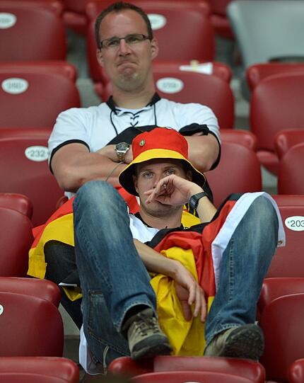 Tränen, Trauer, Tragik: Nach dem Halbfinal-K.o. gegen Italien können es viele Fans nicht fassen, dass der Traum vom EM-Titel vorbei ist. Die Bilder