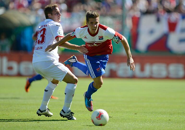 Matthias Lehmann (l.) und Unterhachings Maximilian Welzmüller kämpfen um den Ball.