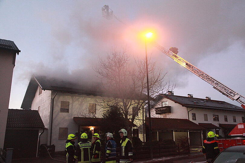In Kolbermoor zerstörte ein Feuer ein Doppelhaus. Die Bilder vom Einsatz der Feuerwehr.