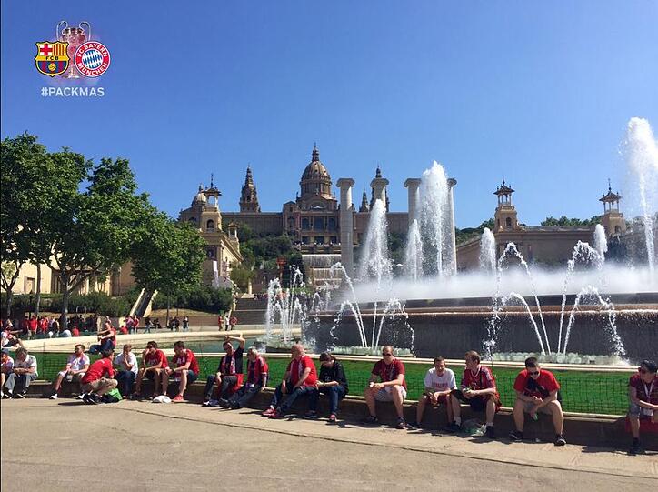 Bayern-Fans belagern Barcelona: Bei strahlendem Sonnenschein strömen Tausende von Bayern Fans durch Barcelona. Die Bilder.