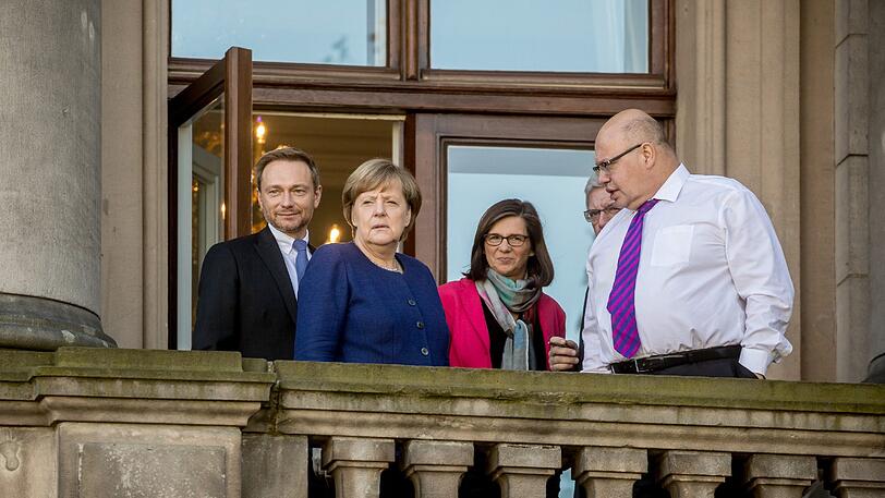 Bundeskanzlerin Angela Merkel steht zwischen dem FDP Bundesvorsitzenden Christian Lindner (l) neben Katrin Göring-Eckardt, Fraktionsvorsitzende der Grünen im Bundestag, Volker Bouffier (verdeckt) und Kanzleramtsminister Peter Altmaier in einer Verhandlungspause bei den Sondierungsverhandlungen zwischen CDU, CSU, FDP und Bündnis90/Die Grünen in der Deutschen Parlamentarische Gesellschaft in Berlin.