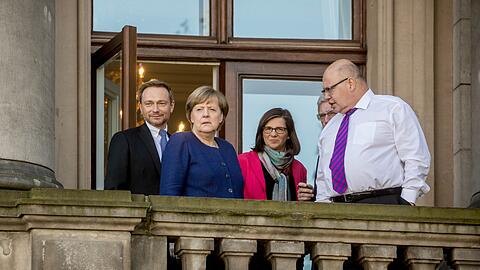 Bundeskanzlerin Angela Merkel steht zwischen dem FDP Bundesvorsitzenden Christian Lindner (l) neben Katrin Göring-Eckardt, Fraktionsvorsitzende der Grünen im Bundestag, Volker Bouffier (verdeckt) und Kanzleramtsminister Peter Altmaier in einer Verhandlungspause bei den Sondierungsverhandlungen zwischen CDU, CSU, FDP und Bündnis90/Die Grünen in der Deutschen Parlamentarische Gesellschaft in Berlin.