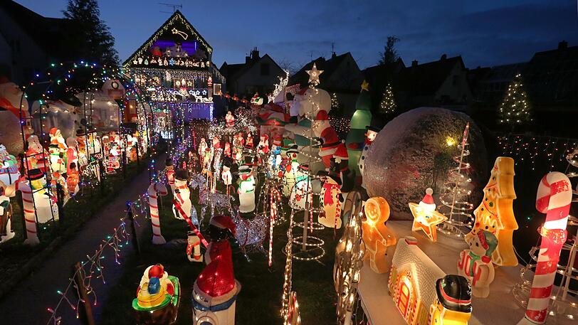 Mit mindestens 50.000 Lichtern, rund 40 durch Luft aufgeblasenen Figuren, etwa 200 Hartplastikfiguren und einer Rentierherde mit 15 Tieren sind Haus und Garten der Familie Erdle geschmückt.