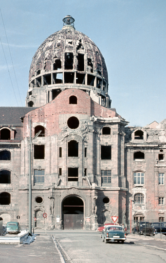 1958: Der Kuppelbau des riesigen Verkehrsministeriums an der Seidlstraße ist immer noch eine (erhaltenswerte) Ruine. 1959 wird die Kuppel dennoch abgerissen.