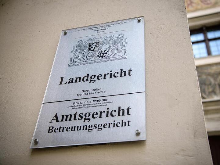 Ein Hinweisschild an der Fassade des Landgerichts in Passau. Foto: Matthias Balk/dpa/Archivbild