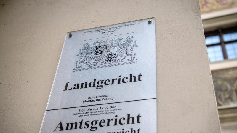 Ein Hinweisschild an der Fassade des Landgerichts in Passau. Foto: Matthias Balk/dpa/Archivbild Ein Hinweisschild an der Fassade des Landgerichts in Passau. Foto: Matthias Balk/dpa/Archivbild