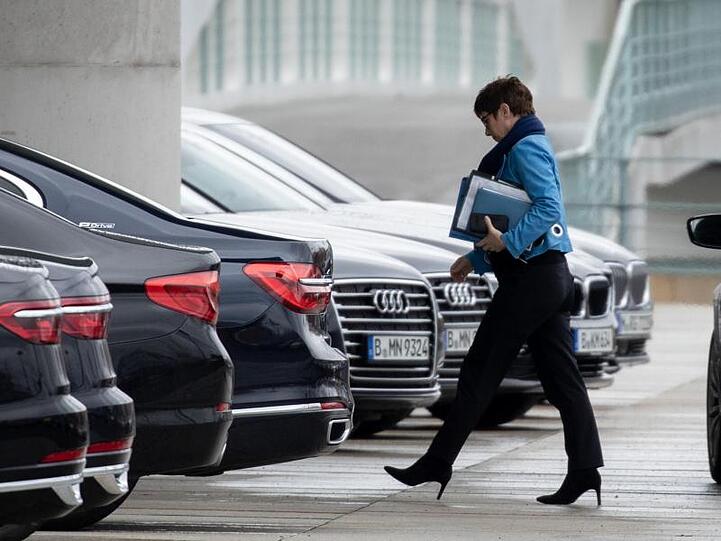 Zu Fuß auf Stöckelschuhen statt mit der Dienstlimousine? CDU-Chefin Annegret Kramp-Karrenbauer auf dem Weg zum Spitzengespräch über Fahrverbote und Klimaschutz.