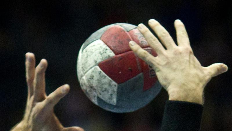 Handball-Spieler in Aktion.