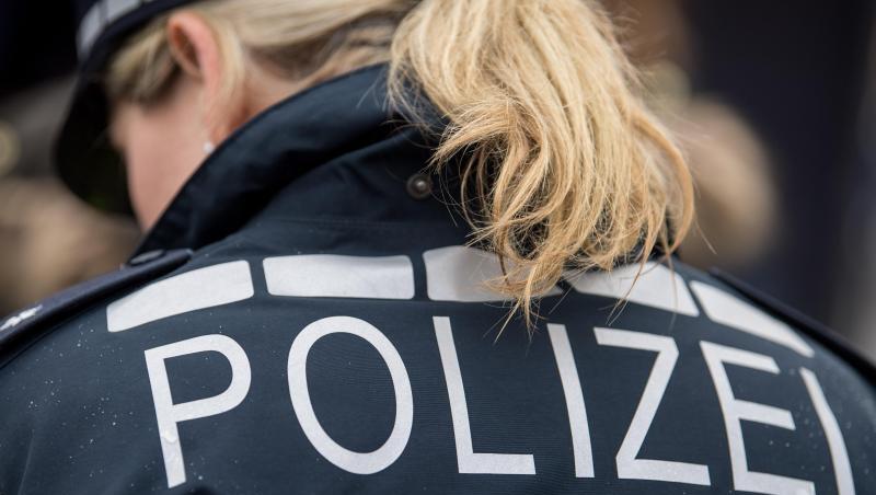 Der Pferdeschwanz einer Polizisten fällt auf ihre Jacke.
