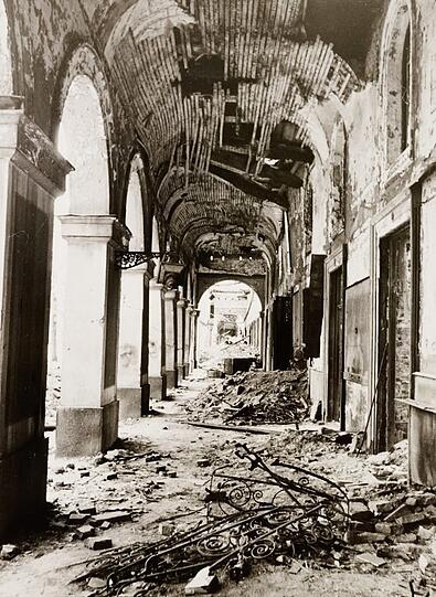 Was für eine Zerstörung: der Blick in die westlichen Hofgartenarkaden, Richtung Süden, im Jahr 1944.