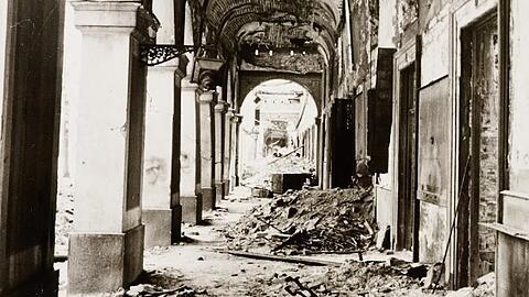 Was für eine Zerstörung: der Blick in die westlichen Hofgartenarkaden, Richtung Süden, im Jahr 1944.