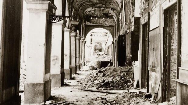 Was für eine Zerstörung: der Blick in die westlichen Hofgartenarkaden, Richtung Süden, im Jahr 1944.