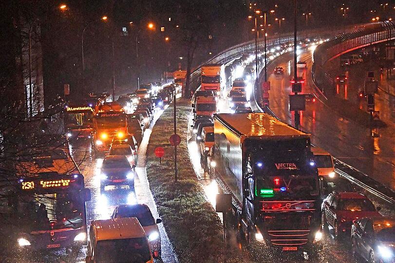 Wegen der Totalsperre bildete sich im Abendverkehr für mehrere Stunden ein kilometerlanger Rückstau.