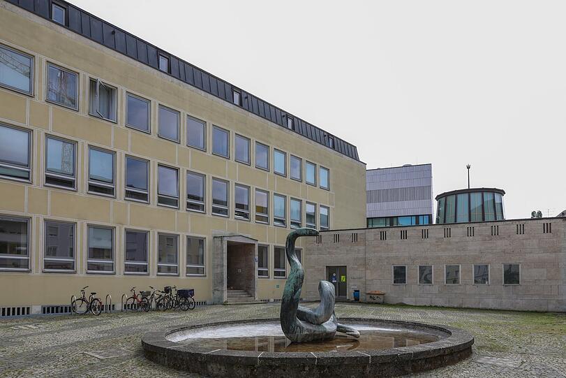 Tierklinik mit Schlangenbrunnen: Denkmalwürdig?