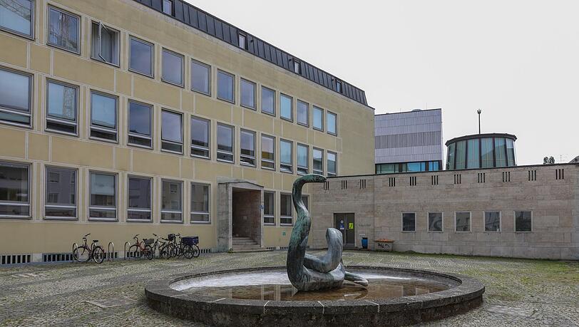 Tierklinik mit Schlangenbrunnen: Denkmalwürdig? Um diese Frage gibt es derzeit Streit. Tierklinik mit Schlangenbrunnen: Denkmalwürdig? Um diese Frage gibt es derzeit Streit.
