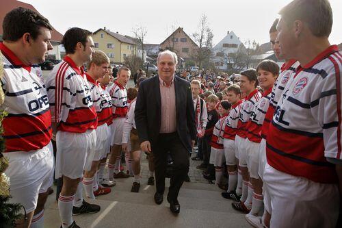 Hier kann mans doch aushalten als Bayern-Manager: Uli Hoeneß wird vom Fanklub Aiglsbach begrüßt.