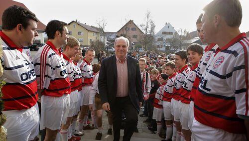Hier kann mans doch aushalten als Bayern-Manager: Uli Hoeneß wird vom Fanklub Aiglsbach begrüßt. Hier kann mans doch aushalten als Bayern-Manager: Uli Hoeneß wird vom Fanklub Aiglsbach begrüßt.