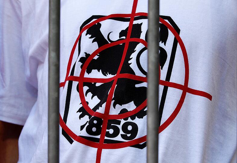Bayern-Fans rasten beim Gladbach-Spiel aus: &bdquo;Wer den Blauen Millionen zuschiebt, hat unser Vertrauen nicht verdient. Hoeneß, du Lügner&ldquo;, war auf Plakaten zu lesen.