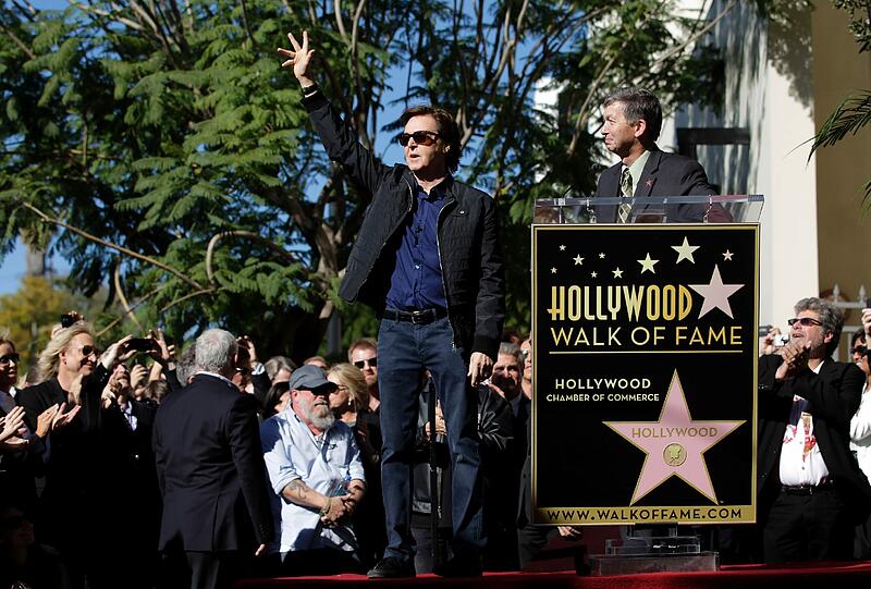 Als letzter der vier Beatles hat Paul McCartney einen Stern auf dem Hollywood "Walk of Fame" bekommen. Der Ehrung wohnten neben McCartneys Frau Nancy Shevell auch Musikerkollegen wie Neil Young bei. Ringo Starr konnte wegen gesundheitlicher Probleme nicht teilnehmen.