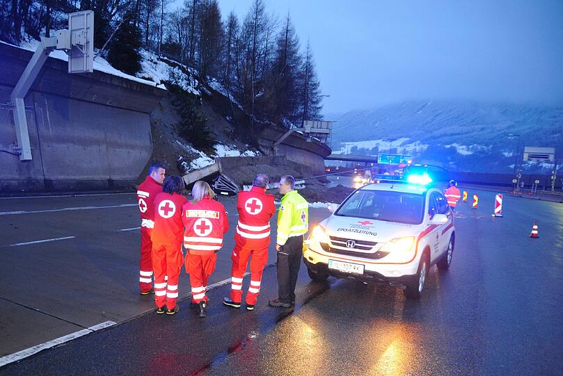Horror-Unfall auf der Brenner-Autobahn: Eine Betonmauer hat sich von einem Hang gelöst und einen Münchner Lkw unter sich begraben. Die Bilder...