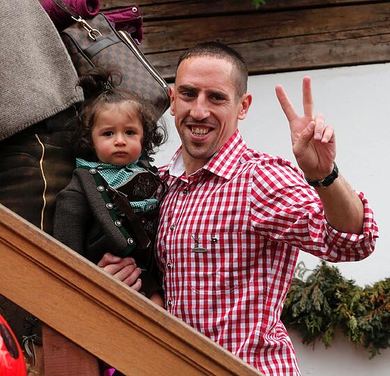 Hier winkt Franck Ribéry mit seiner Tochter in die Kamera.