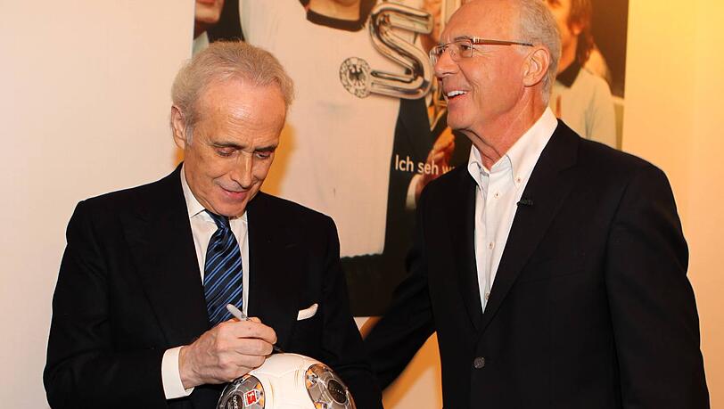 Opernsänger José Carreras mit Franz Beckenbauer bei Sky. Opernsänger José Carreras mit Franz Beckenbauer bei Sky.