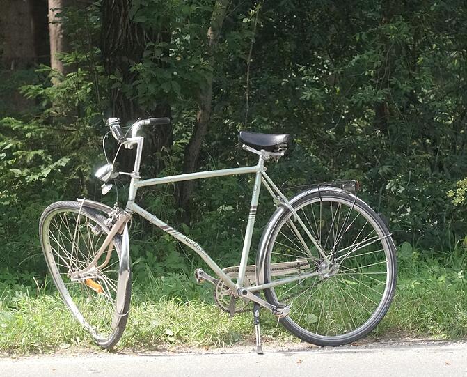 Unfall zwischen Neuried und Planegg: Ein Motorradfahrer hat einen Radler erwischt. Der Fahrradfahrer starb noch am Unfallort. Die Bilder.