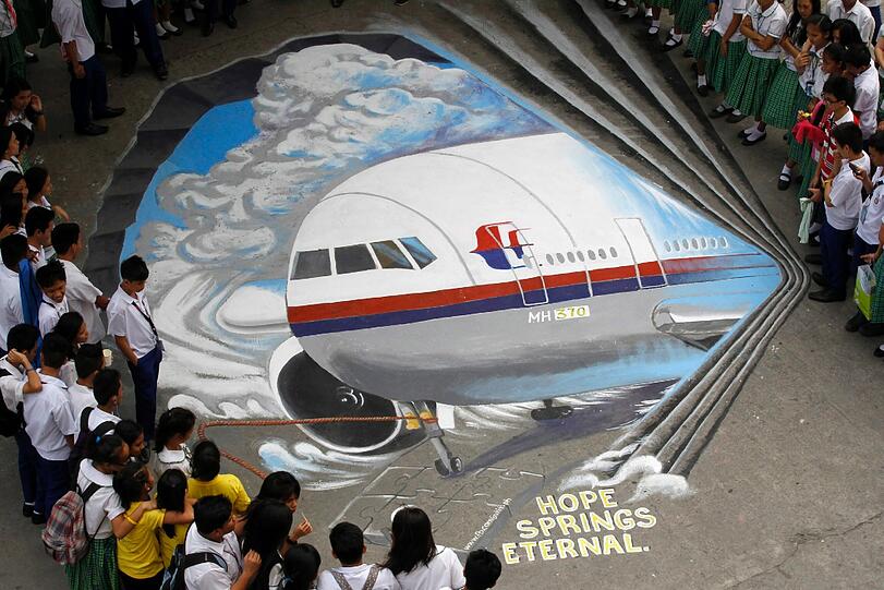8.3.2014: Ein Straßengemälde für eine der größten Suchaktionen der Menschheitsgeschichte: Auf dem Weg von Kuala Lumpur nach Peking verschwindet eine Boeing 777 der Malaysia Air mit 239 Menschen an Bord spurlos. An der erfolglosen Suche nach Flug MH370 im Indischen Ozean beteiligen sich rund 25 Länder.