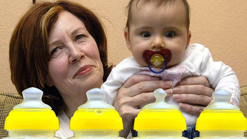 Hier mit ihrer Tochter Lelia: Die 65-jährige Berliner Vierlingsmutter durfte ihre Babys nach Hause bringen. Hier mit ihrer Tochter Lelia: Die 65-jährige Berliner Vierlingsmutter durfte ihre Babys nach Hause bringen.