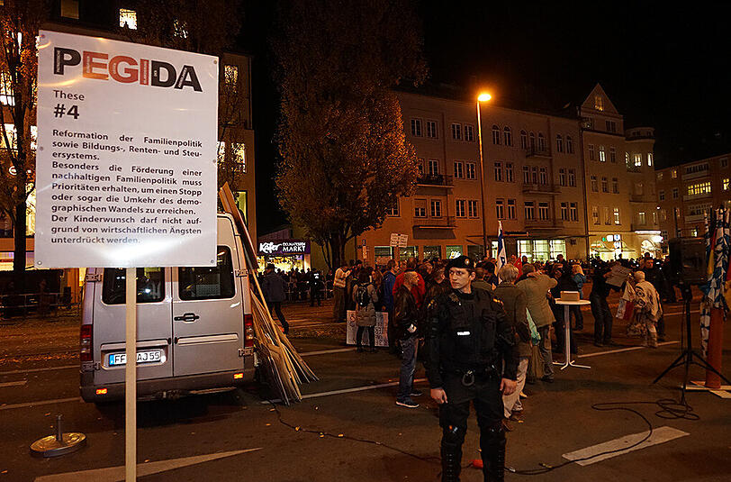 Laut Polizei fanden sich rund 100 Pegida-Anhänger an der Münchner Freiheit ein. Umringt wurden diese von ca. 3.000 Gegendemonstranten. 400 Beamten waren am Montagabend im Rahmen der Demonstrationen im Einsatz.