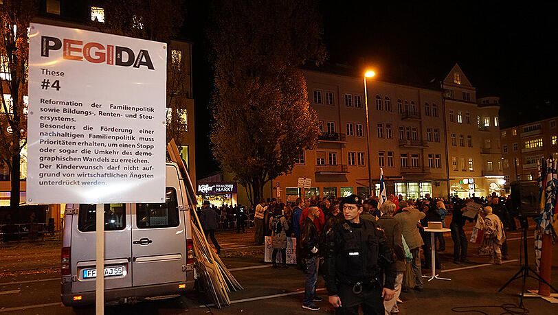 Laut Polizei fanden sich rund 100 Pegida-Anhänger an der Münchner Freiheit ein. Umringt wurden diese von ca. 3.000 Gegendemonstranten. 400 Beamten waren am Montagabend im Rahmen der Demonstrationen im Einsatz.