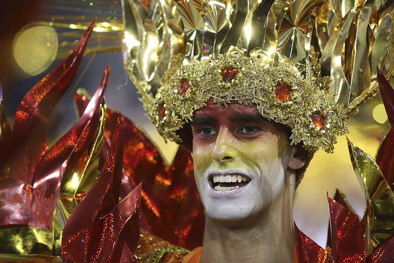 In Sao Paolo starteten die ersten Sambaschulen den Wettlauf um die besten Kostüme und die Plätze für den großen Umzug ins Sambadromo
