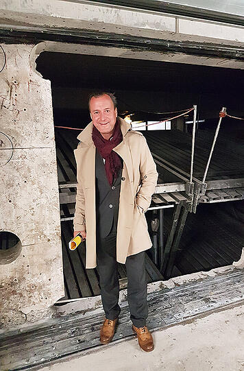 Andreas Bodmeier vom Projekt &bdquo;My16&ldquo; vor dem Durchbruch zur Garage.