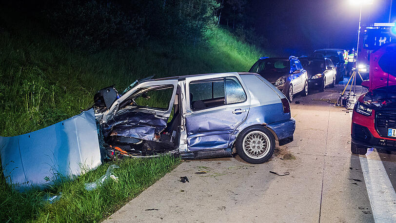 Der Fahrer des Golf kam mit schwersten Verletzungen in ein Krankenhaus.