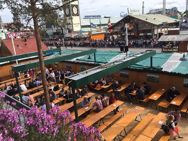 ... anders schaut es da noch im Biergarten aus. Hier gibt's noch reichlich Platz.