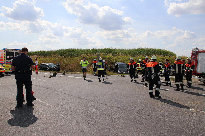Bei Rothenburg ob der Tauber ist es am Sonntag zu einem schrecklichen Unfall gekommen. Zwei Menschen starben noch an der Unfallstelle, eine junge Frau erlag ihren Verletzungen in der darauffolgenden Nacht.