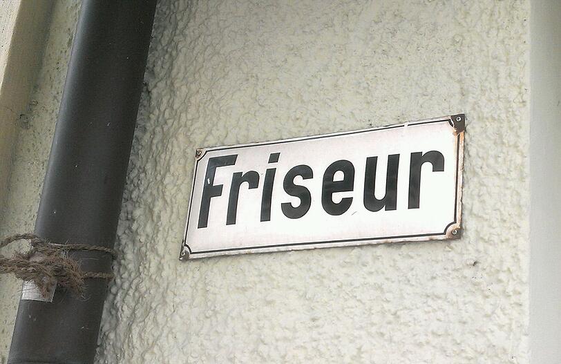 Haarschnitt gefällig? Keine Angst, die Schnitte sind mit der Zeit sicher moderner geworden.