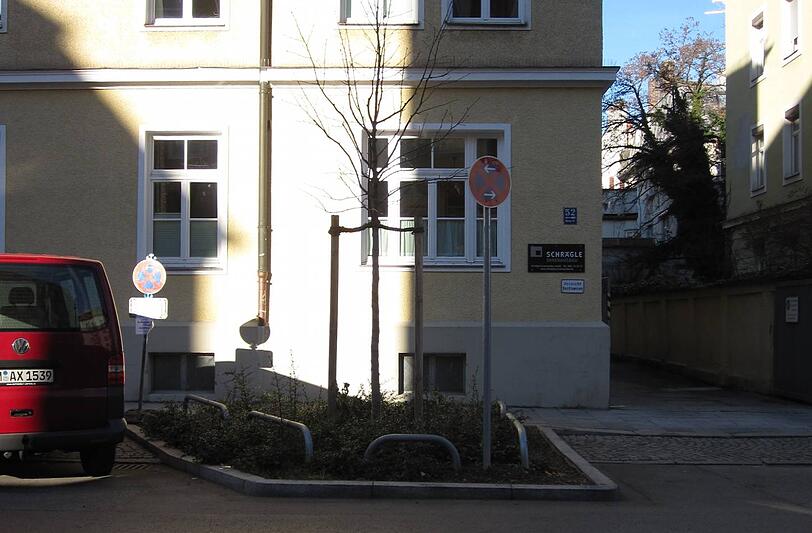 Schilderwald: Vor jeder Bauminsel wurde jetzt in der Herzogstraße ein Halteverbotsschild angebracht.