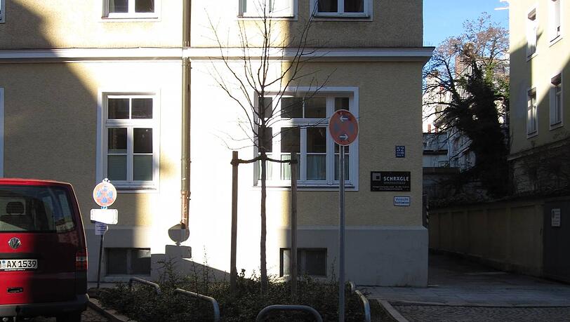 Schilderwald: Vor jeder Bauminsel wurde jetzt in der Herzogstraße ein Halteverbotsschild angebracht. Schilderwald: Vor jeder Bauminsel wurde jetzt in der Herzogstraße ein Halteverbotsschild angebracht.