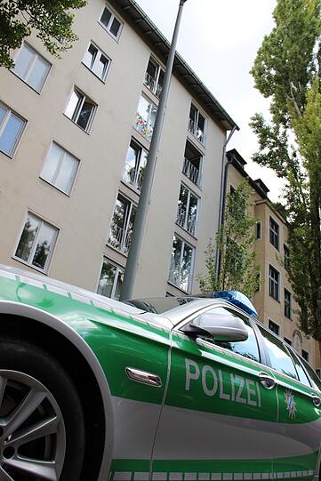 Mord in der Au: Die 91-Jährige Anna S. ist getötet worden. Die Polizei sucht im Umfeld der Wohnung in der Dollmannstraße nach Hinweisen und Spuren. Die Bilder vom Tatort...