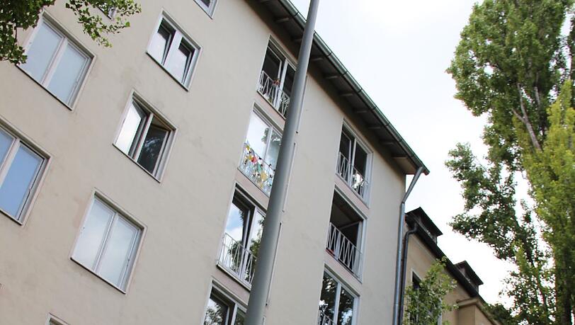 Mord in der Au: Die 91-Jährige Anna S. ist getötet worden. Die Polizei sucht im Umfeld der Wohnung in der Dollmannstraße nach Hinweisen und Spuren. Die Bilder vom Tatort... Mord in der Au: Die 91-Jährige Anna S. ist getötet worden. Die Polizei sucht im Umfeld der Wohnung in der Dollmannstraße nach Hinweisen und Spuren. Die Bilder vom Tatort...