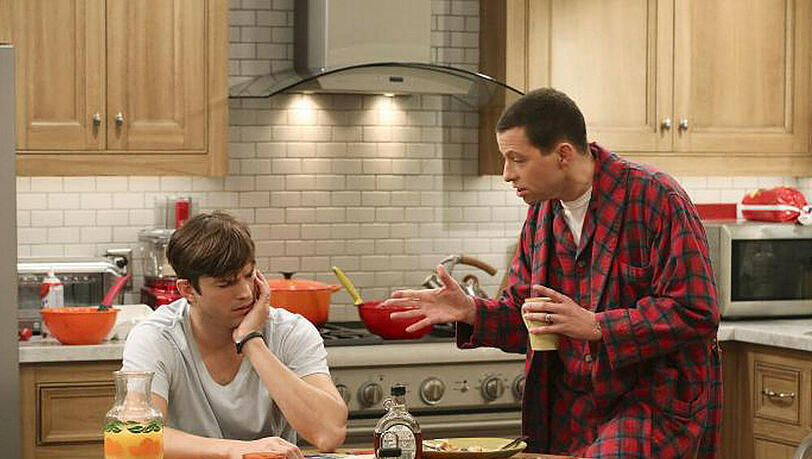 "Two and a Half Men": Alan (Jon Cryer, r.) und Walden (Ashton Kutcher) auf der Suche nach Spielkameraden für ihren Pflegesohn Louis