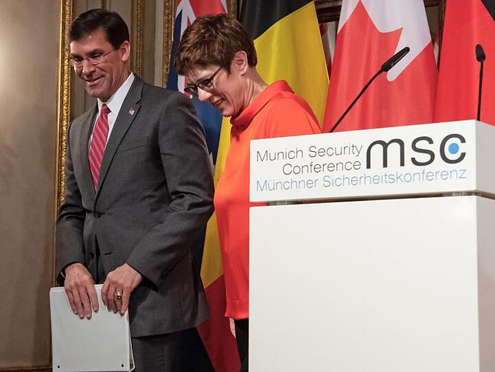 Verteidigungsministerin Annegret Kramp-Karrenbauer und Mark Esper, Verteidigungsminister der USA, am ersten Tag der 56. Münchner Sicherheitskonferenz.