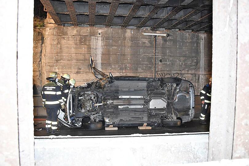 Die Einsatzkräfte stellten schnell fest, dass der 55-jährige Fahrer nur leicht verletzt war.
