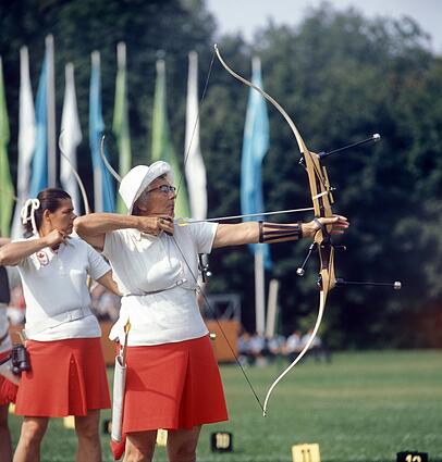 10.9.1972: Marjory Saunders (Kanada) beim Olympischen Bogenschieß-Wettbewerb. 10.9.1972: Marjory Saunders (Kanada) beim Olympischen Bogenschieß-Wettbewerb.